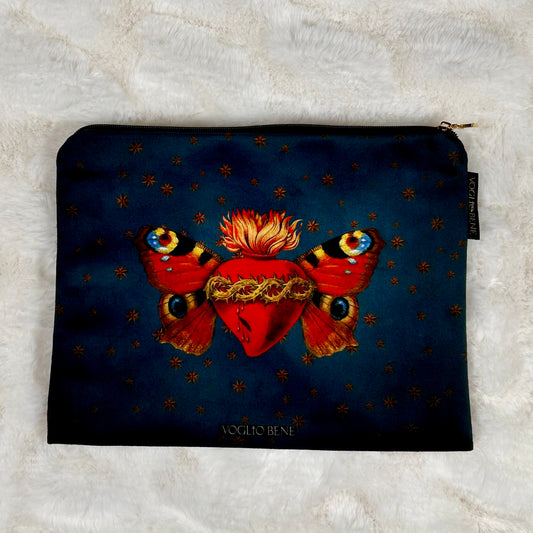 Voglio Benen Sacred Butterfly -samettipussukka, jossa on perhonen ja liekehtivä sydän. Etu- ja takapuolella eri painatukset. - Voglio Bene's Sacred Butterfly velvet pouch featuring a butterfly with a flaming heart. Different prints on the front and back.