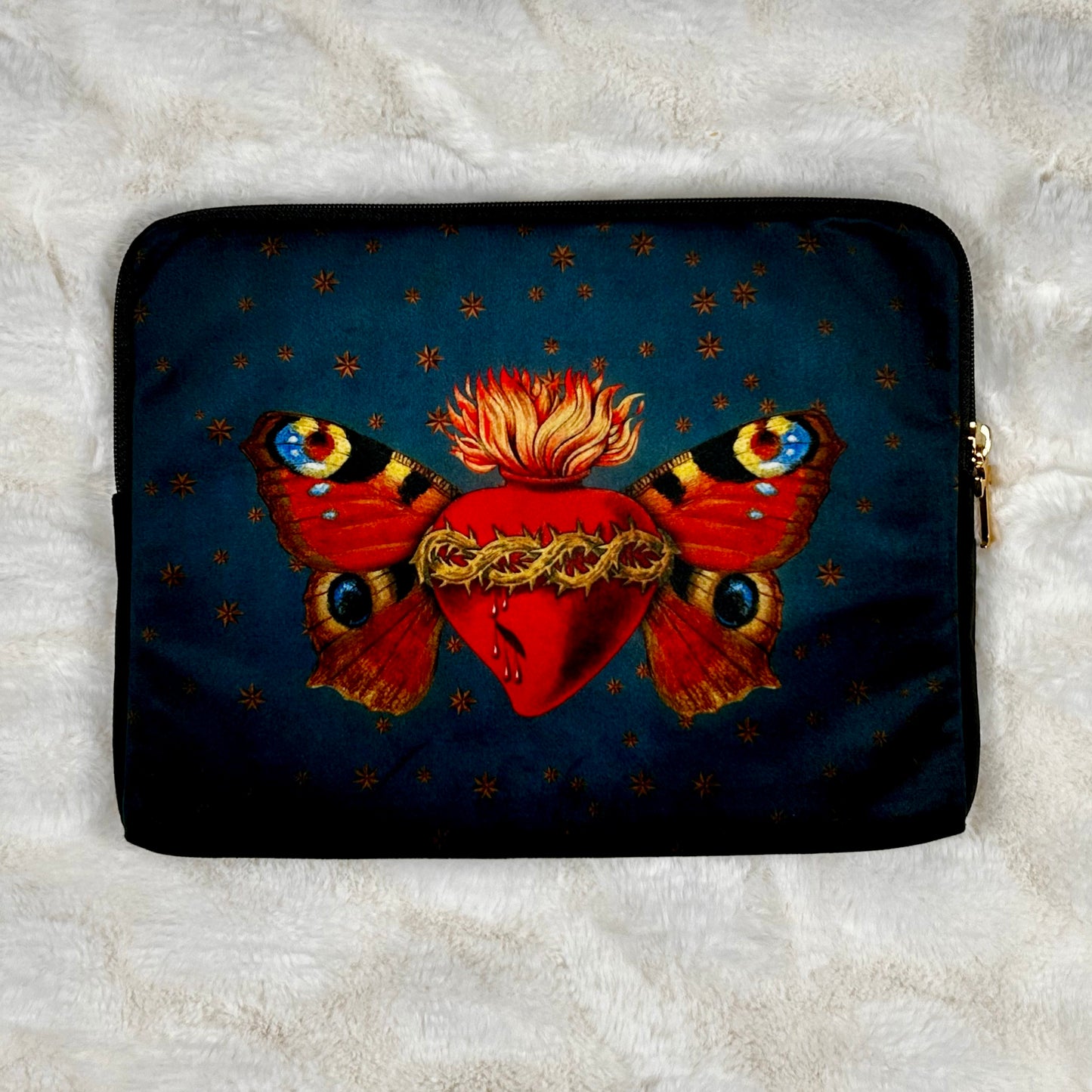 Voglio Benen One Against Being -iPad suojan takapuoli, jossa kuva perhosesta. - Back view of the One Against Being iPad pouch by Voglio Bene, featuring symbolic imagery of a butterfly.