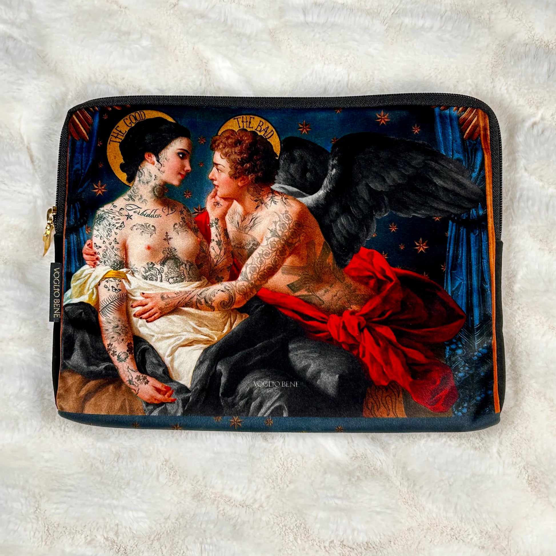 Voglio Benen One Against Being -iPad suojan etupuoli, jossa symbolinen kuva naisesta ja siivekkäästä miehestä. - Front view of the One Against Being iPad pouch by Voglio Bene, featuring symbolic imagery of a woman and a winged man with celestial accents.