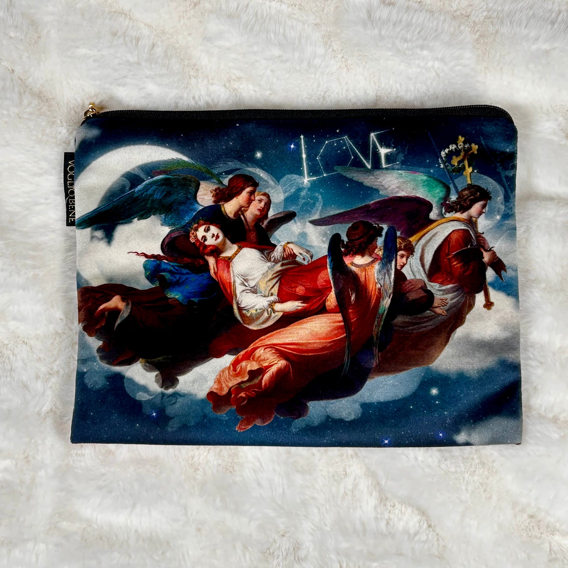 Voglio Benen Saint Catherine -samettipussukka, jossa enkeliaiheinen painatus. -  Voglio Bene's Saint Catherine velvet pouch, with heavenly angelic artwork.