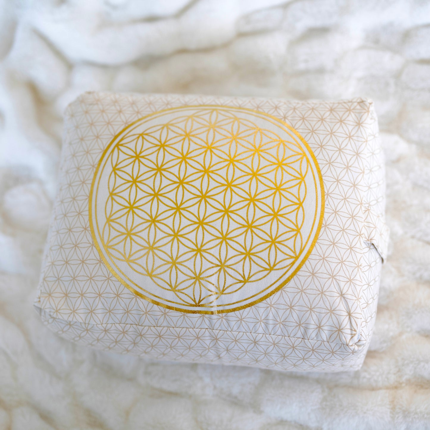 Joogabolsteri Flower of Life, luomupuuvillaa, ylhäältä kuvattuna, joka näyttää sen muotoilun ja kukkakuosin - Yoga bolster Flower of Life, organic cotton, top view showcasing its design and flower pattern.