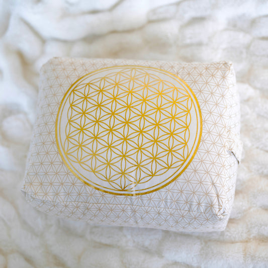 Joogabolsteri Flower of Life, luomupuuvillaa, ylhäältä kuvattuna, joka näyttää sen muotoilun ja kukkakuosin - Yoga bolster Flower of Life, organic cotton, top view showcasing its design and flower pattern.