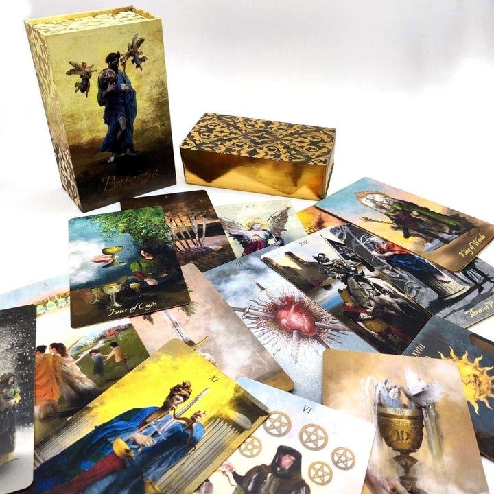 Baroque Tarot -kortteja, opas ja rasia aseteltuina valkoiselle alustalle.
