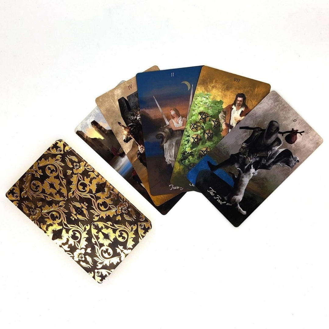 Baroque Tarot -kortteja viuhkana ja kullanvärinen koristekuvio kortin taustassa.
