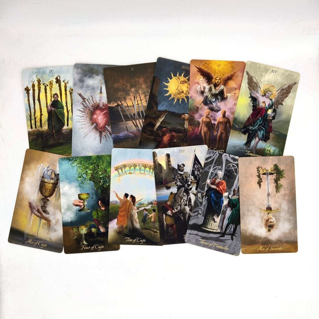 Baroque Tarot -korttien kuvituksia kahdessa rivissä.