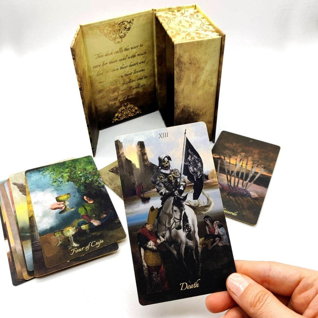 Baroque Tarot -rasia avattuna ja Death-kortti kädessä.