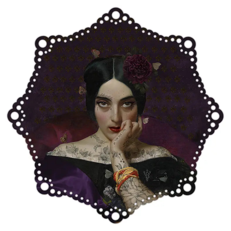 Voglio Benen Clementine-koristeliina, jossa naisen muotokuva, kukkia ja perhosia sekä violetti pitsimäiseksi leikattu reuna. / Voglio Bene Clementine decorative doily featuring a woman's portrait, flowers and butterflies with a purple lace-style cut-out border.