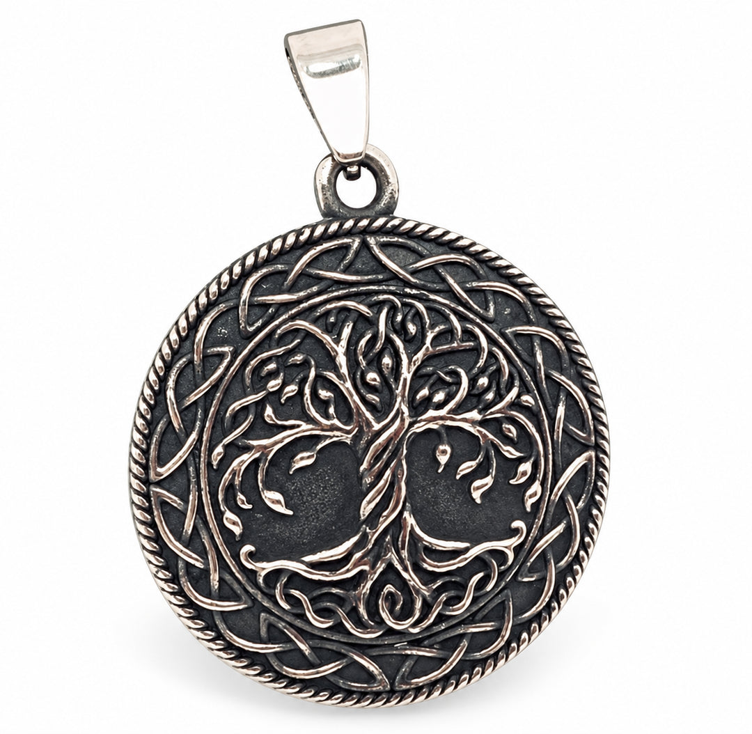Elämänpuu ja solmukuvio – teräsriipus, etupuoli valkoisella taustalla.