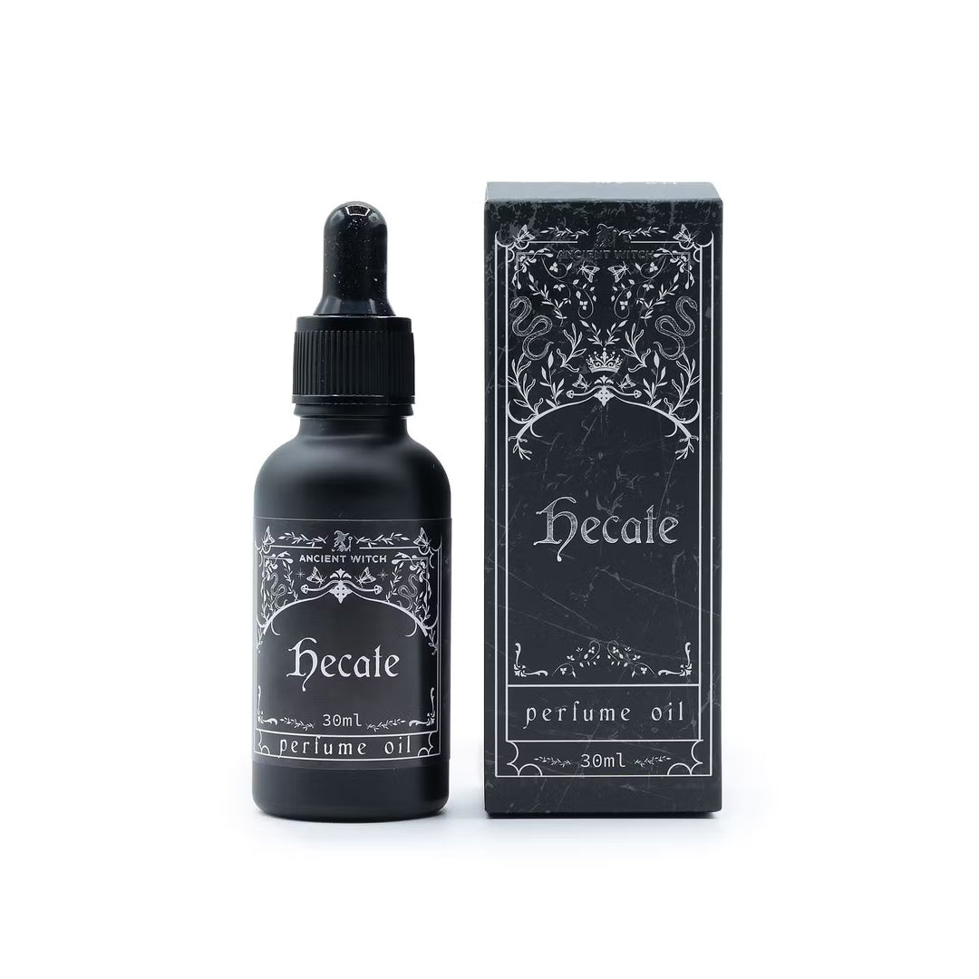 Hecate-parfyymiöljy 30 ml mustassa pipettipullossa ja kuvitettu pakkaus. / Hecate perfume oil 30 ml in a black dropper bottle with its illustrated box.