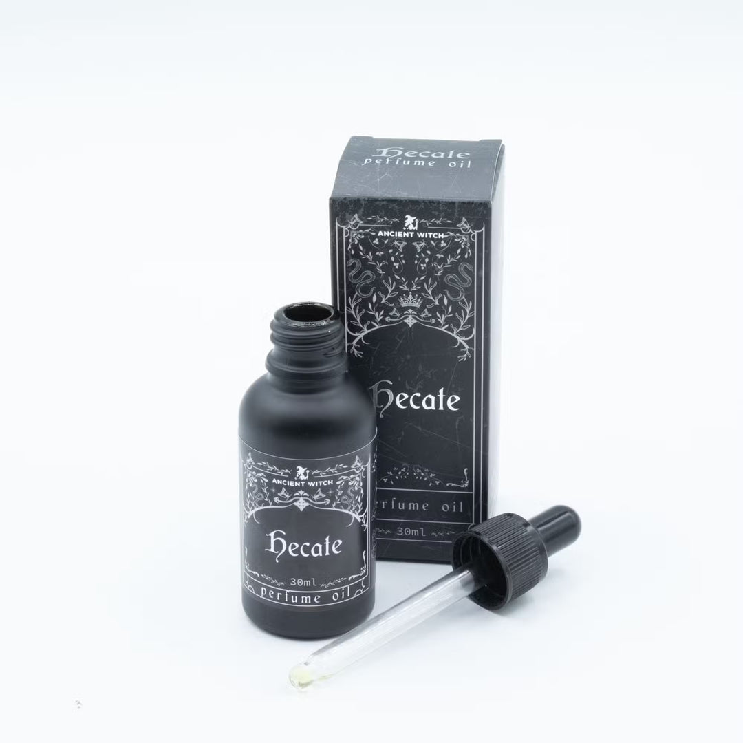 Avattu Hecate-parfyymiöljypullo, lasipipetti ja pakkaus. / Open Hecate perfume oil bottle with glass dropper and box.