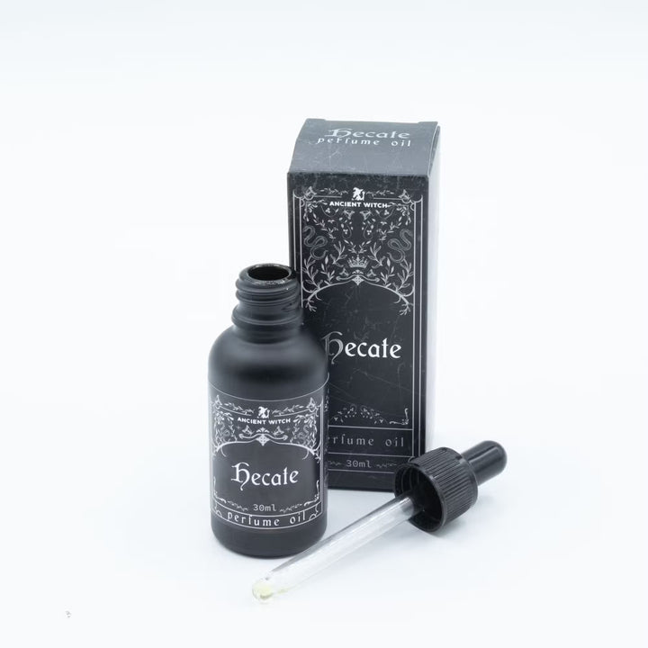 Avattu Hecate-parfyymiöljypullo, lasipipetti ja pakkaus. / Open Hecate perfume oil bottle with glass dropper and box.