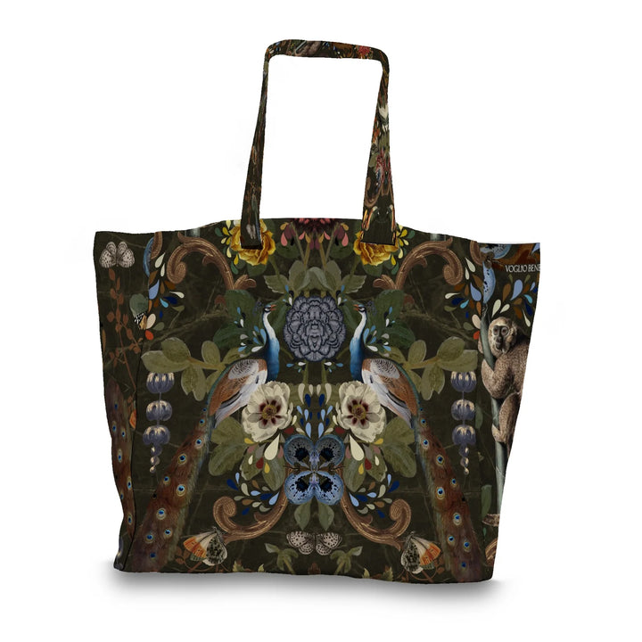 Suuri Voglio Bene -kangaskassi Jungle -painatuksella. Jungle-kuosi esittää luonnon verkostoa, kasvuun ja elinvoimaan viittaavia yksityiskohtia, kuten lintuja, kukkia ja apinoita.
Large Voglio Bene tote bag with Jungle print. Jungle design depicts a network of nature, with details symbolizing growth and vitality, including birds, flowers, and monkeys.