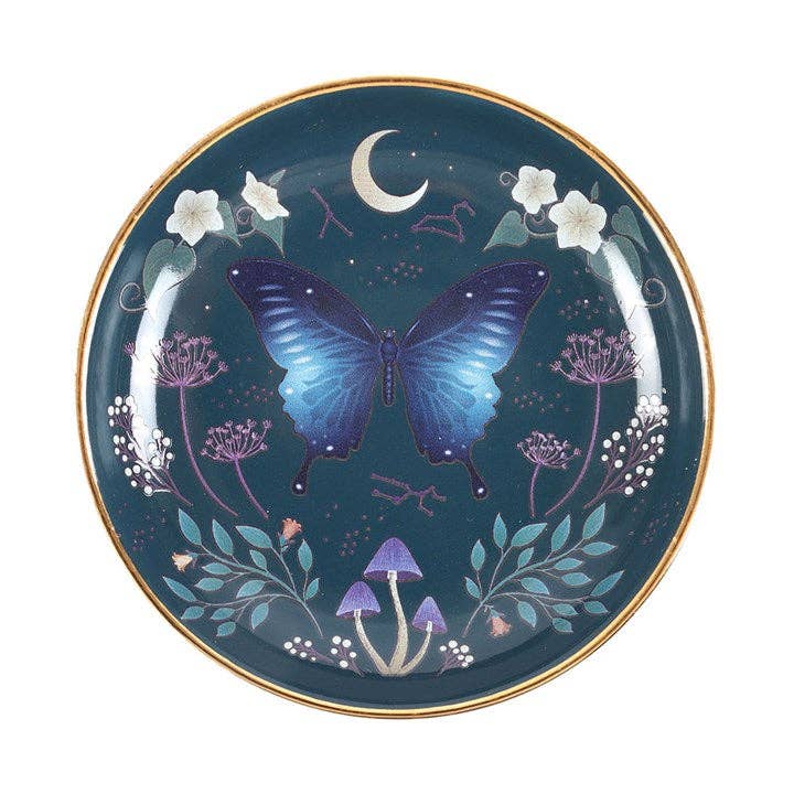 Pyöreä Midnight Moth -lautanen, jossa sininen yöperhonen, kukkia, sieniä ja kullanvärinen reunus valkoista taustaa vasten.