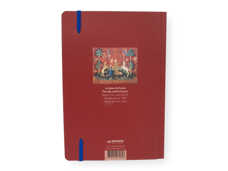 Nainen ja yksisarvinen -muistikirjan punainen takakansi, pieni kuvakudoskuva ja teoksen tiedot. – Red back cover of The Lady and the Unicorn notebook with a small tapestry reproduction and artwork details.