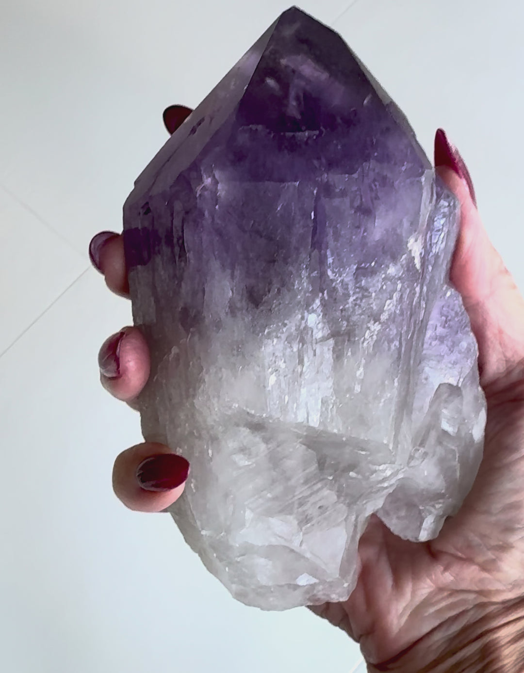 360-degree video of amethyst cathedral quartz, highlighting deep purple colour, multiple facets, and natural formations.- 360° video ametisti-katedraalikvartsista, syvä purppuranvioletti väri, useita pintoja ja luonnollisia muodostelmia.