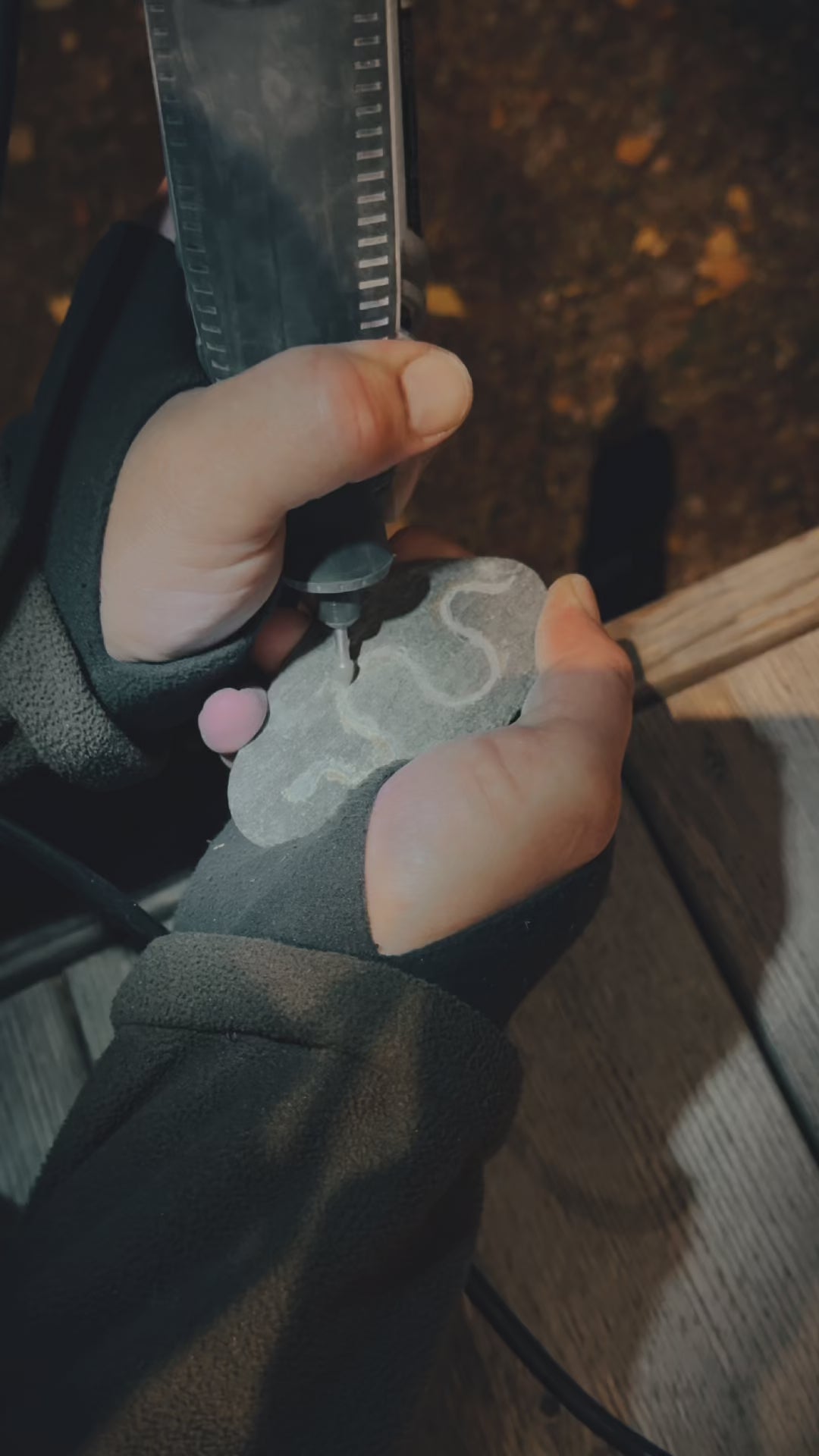 Käärmesymbolin kaivertaminen varjon kiveen - Video on carving of the snake symbol in Shadow stone