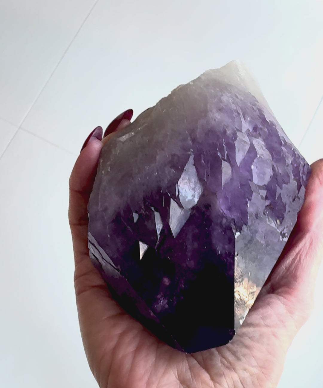 360-degree video of amethyst cathedral quartz, highlighting deep purple colour, multiple facets, and natural formations. - 360° video ametisti-katedraalikvartsista, syvä purppuranvioletti väri, useita pintoja ja luonnollisia muodostelmia.