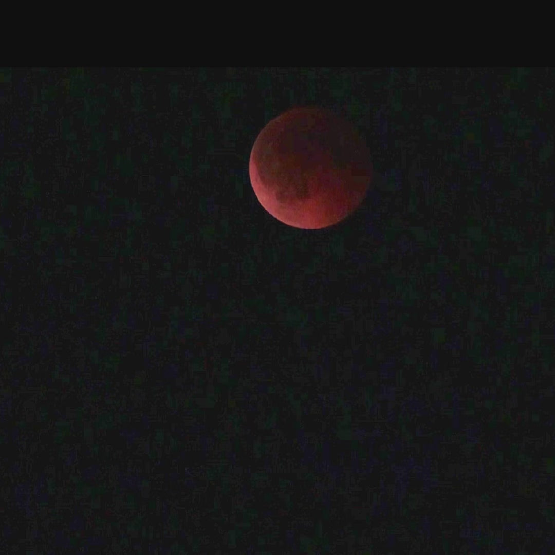 Täydellisen kuunpimennyksen hetki - the moment of full lunar eclipse.