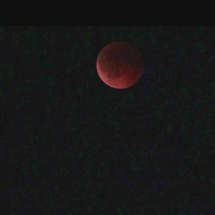 Täydellisen kuunpimennyksen hetki - the moment of full lunar eclipse.