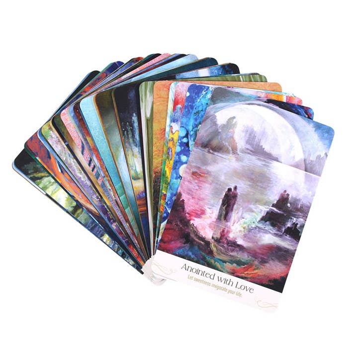 Soul’s Journey Oracle -kortteja viuhkana, etualalla Adorned with Love -kortti.