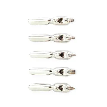 The burgundy quill pen set’s five interchangeable metal nibs on a white background.