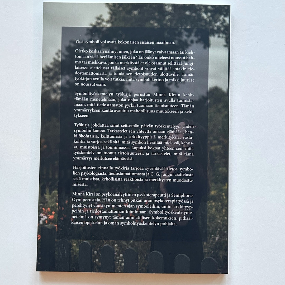 Symbolityöskentelyn työkirjan painetun kirjan takakansi ja kirjan esittelyteksti.