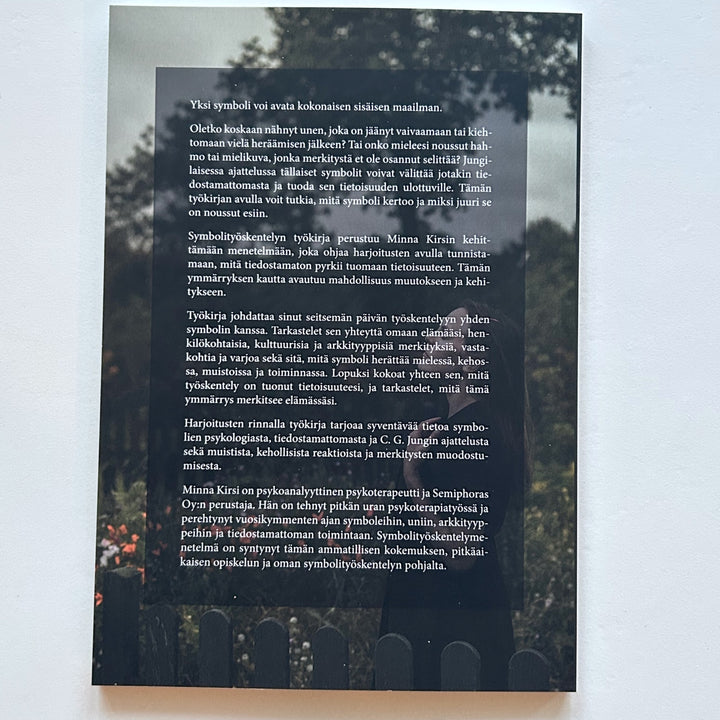 Symbolityöskentelyn työkirjan painetun kirjan takakansi ja kirjan esittelyteksti.