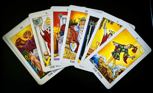 Viuhka tarot-kortteja tummalla liinalla - Spread of tarot cards on a dark cloth