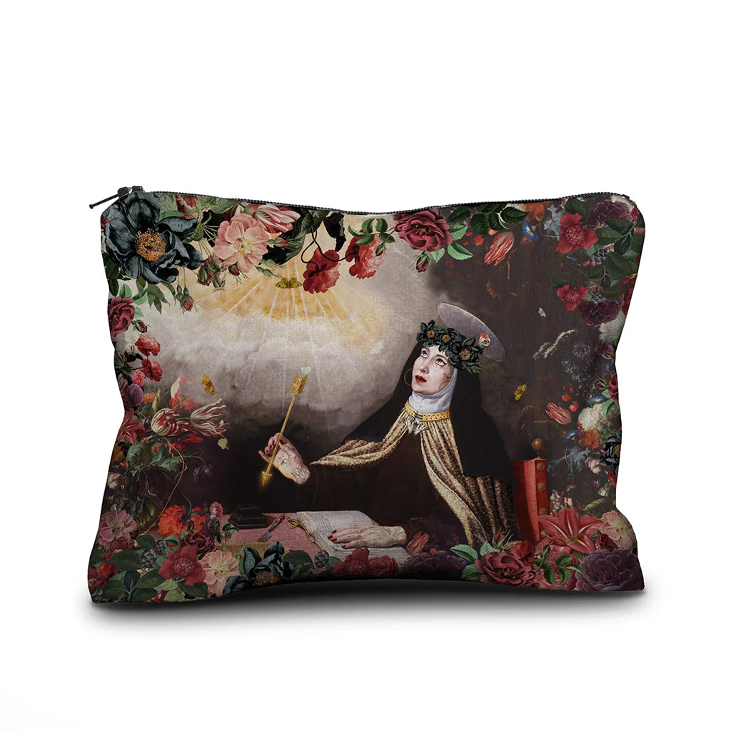 Voglio Bene Blessing -samettipussukan etunäkymä, koko 17 × 23 cm, jossa nunna saa siunauksen taivaalta yksityiskohtaisessa kuvituksessa.
Front view of a Voglio Bene Blessing velvet pouch, size 17 × 23 cm, showing a nun receiving a blessing from the sky in detailed artwork.