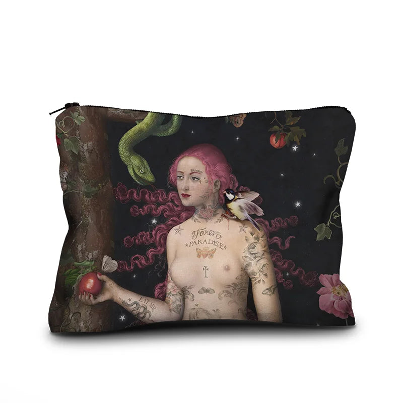 Voglio Bene Aadam and Eeva -samettipussukan takanäkymä, koko 17 × 23 cm, jossa näkyy Eeva-kuvitus ja laukun tyylikäs viimeistely.
Back view of a Voglio Bene Adam and Eve velvet pouch, size 17 × 23 cm, showing the Eve artwork and the bag’s elegant finishing.