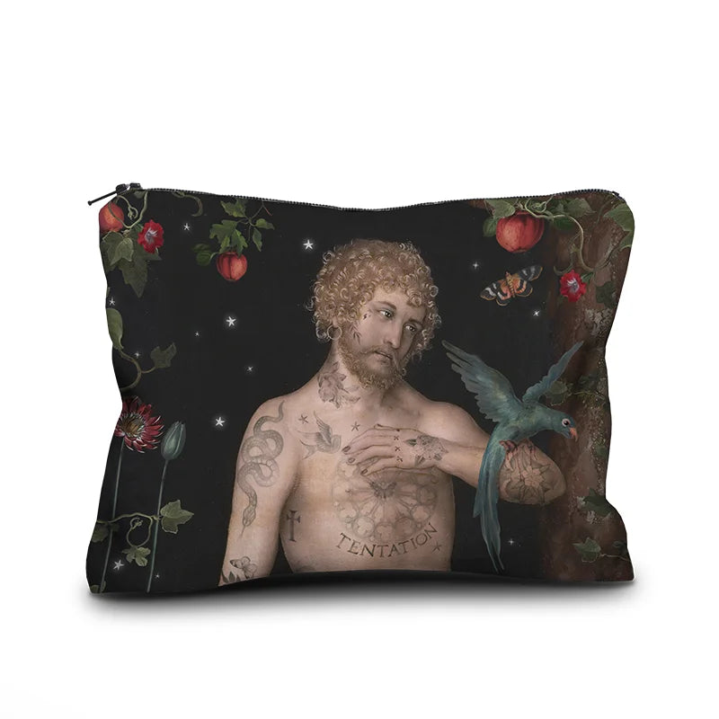 Voglio Bene Aadam and Eeva -samettipussukan etunäkymä, koko 17 × 23 cm, jossa Aadam-kuvitus näkyy selkeästi samettipinnalla.
Front view of a Voglio Bene Adam and Eve velvet pouch, size 17 × 23 cm, showing the Adam artwork clearly on the velvet surface.