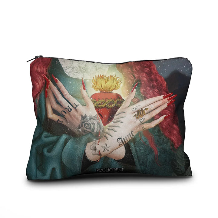 Voglio Bene Likes -samettipussukan takanäkymä, koko 17 × 23 cm, joka korostaa yksityiskohtia ja laadukasta viimeistelyä.
Back view of a Voglio Bene Likes velvet pouch, size 17 × 23 cm, highlighting the details and high-quality craftsmanship.