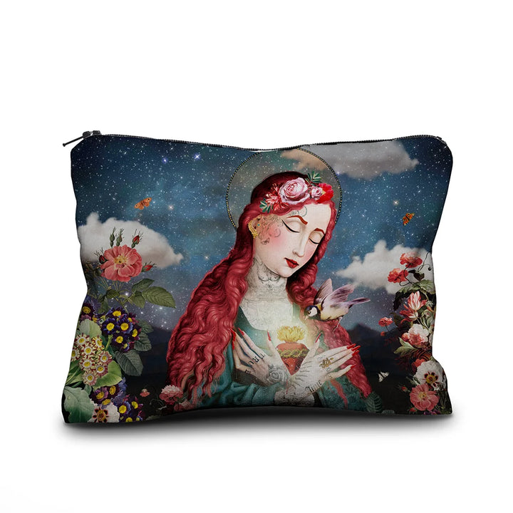 Voglio Bene Likes -samettipussukan etunäkymä, koko 17 × 23 cm, jossa näkyy Likes-kuvitus ja pussukan muoto selkeästi.
Front view of a Voglio Bene Likes velvet pouch, size 17 × 23 cm, showing the Likes artwork and the shape of the pouch clearly.